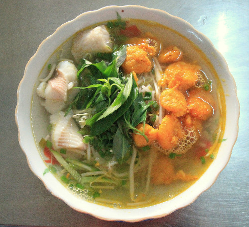 Bún cá: Bún cá là đặc sản dân dã có nhiều ở An Giang và Kiên Giang nhưng ở Phú Quốc lại có hương vị riêng. Loại cá được dùng làm nguyên liệu là cá lóc, thịt lành và dễ tiêu. Thịt cá lóc được cắt thành những khoanh trắng nõn - cũng là thành phần chính của tô bún. Ngoài ra một bát còn có cả thịt tôm rim, chả lụa ăn kèm với các loại rau thơm.